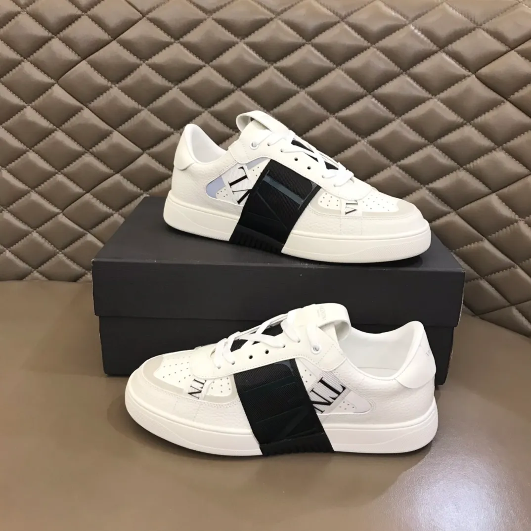 p440 "Valentin*" new spring and summer calfskin lace-up sneakers. No man should be able to refuse these shoes. The classic color scheme is so handsome! Purchase a high-precision replica of the original version to instantly sell off the market currency! 6 VLTN logo rubber effect straps - Valentino Garavani Logo printed on the back and tongue, all materials are customized to ensure quality! Size: 38-44
